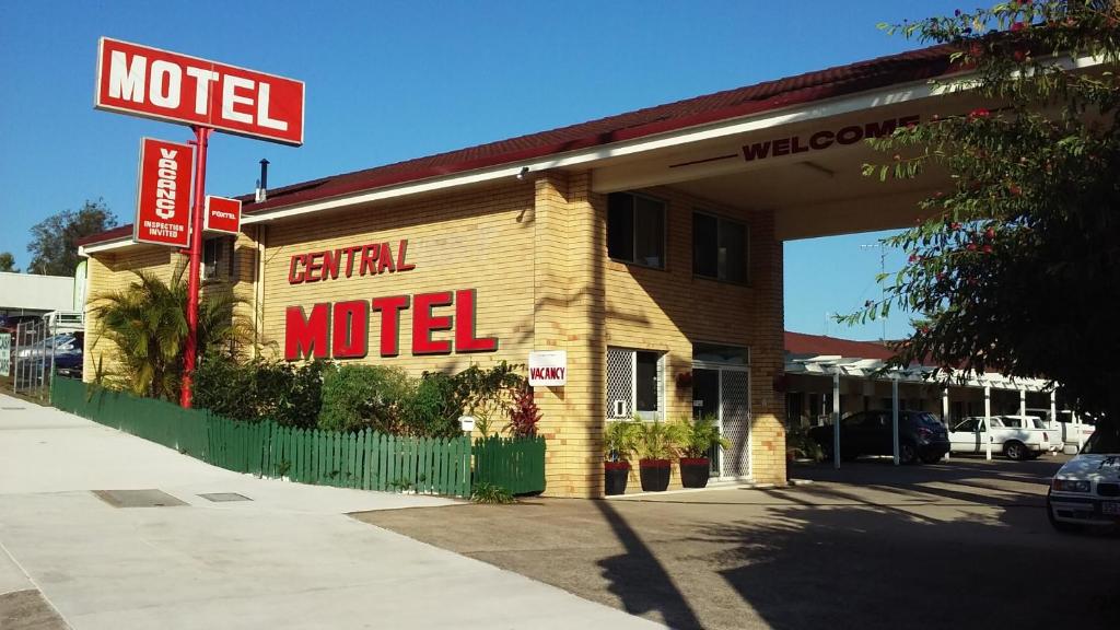 una señal de motel en el lateral de un edificio en Nambour Central Motel en Nambour