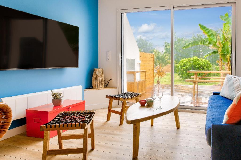 un salon avec un canapé et une table dans l'établissement À 3km de la plage, maison pour 4, à Fouesnant