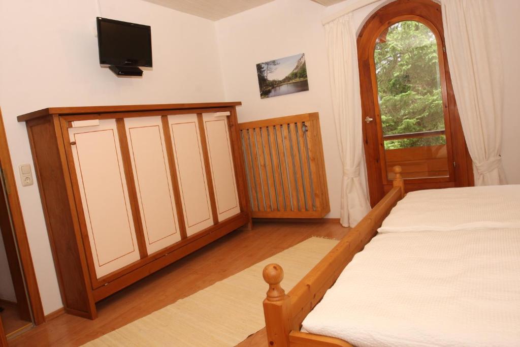Postel nebo postele na pokoji v ubytování Ferienwohnung am Römerweg Wald