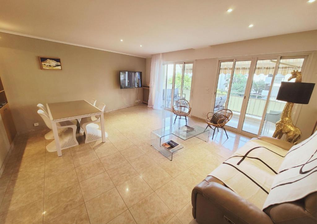 un salon avec un canapé et une table dans l'établissement Brise marine Croisette, à Cannes