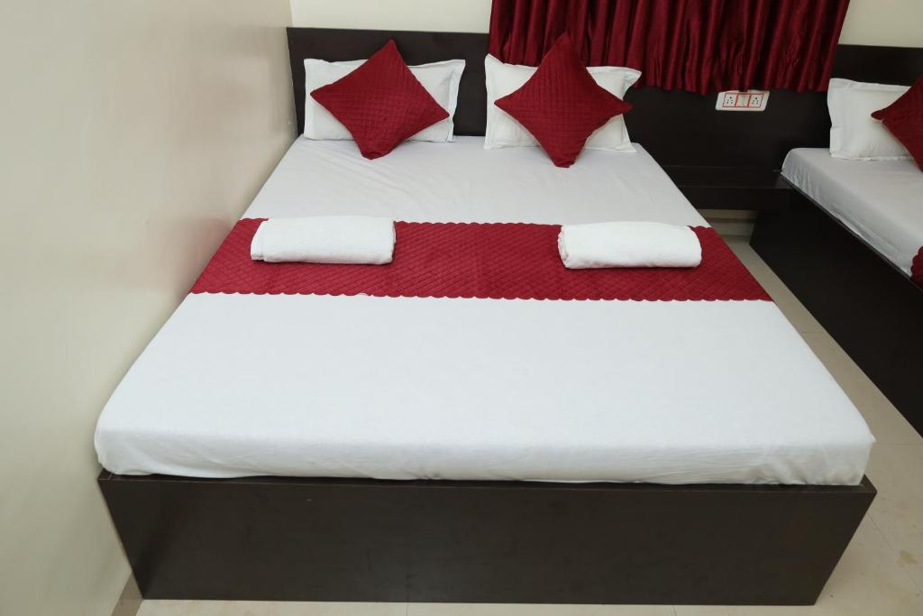 Postel nebo postele na pokoji v ubytování Laxminarayan service apartment