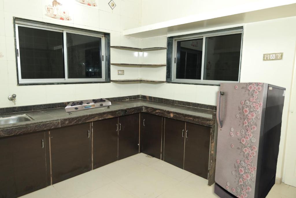 Kuchyň nebo kuchyňský kout v ubytování Laxminarayan service apartment