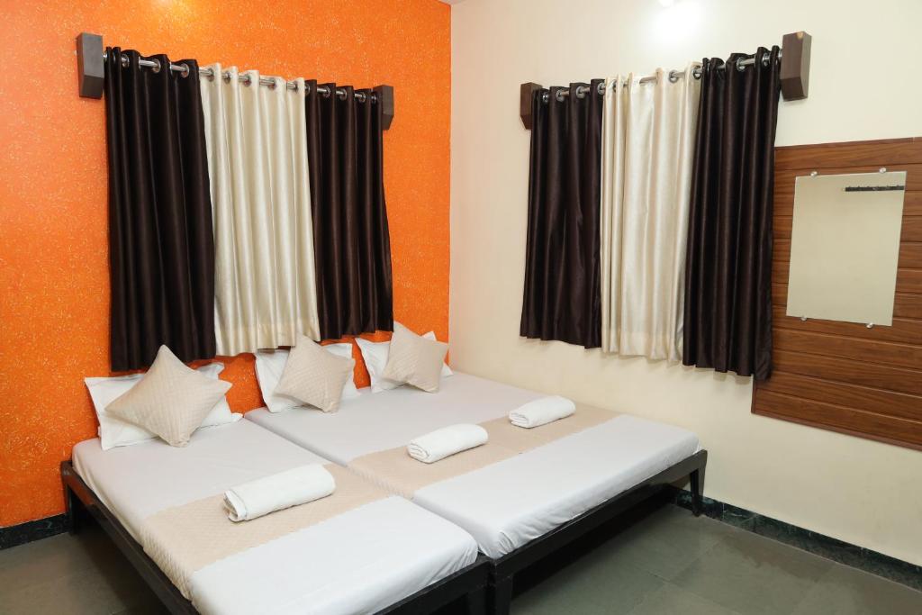Postel nebo postele na pokoji v ubytování Laxminarayan service apartment