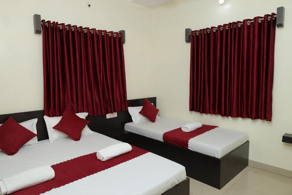 Postel nebo postele na pokoji v ubytování Laxminarayan service apartment