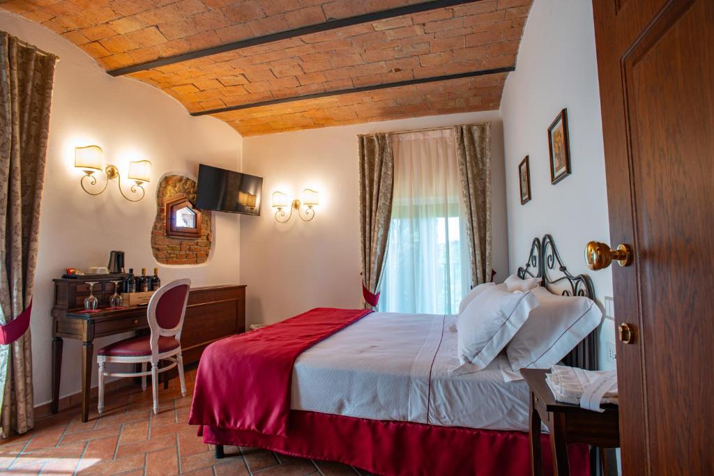 Postel nebo postele na pokoji v ubytování Torciano Hotel Wine & Winery, Tuscany