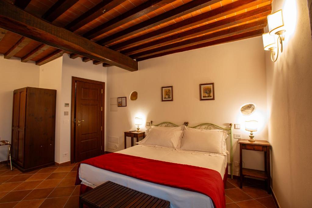 Postel nebo postele na pokoji v ubytování Torciano Hotel Wine & Winery, Tuscany