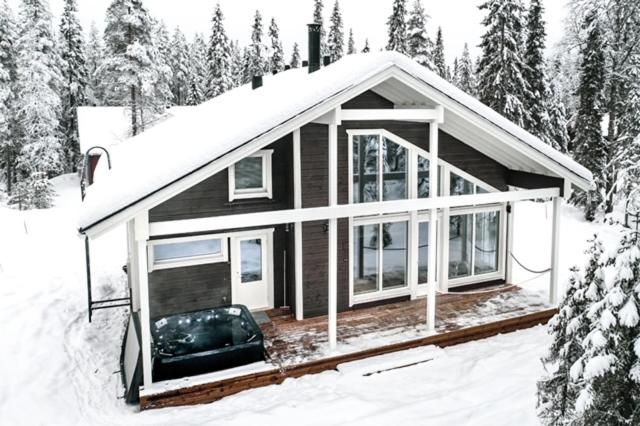 a small house in the snow in the woods at Syöte Spirit in Syöte