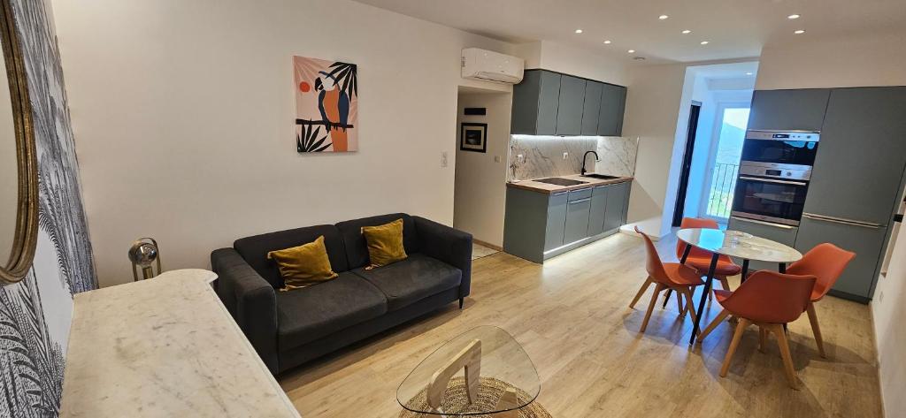 un salon avec un canapé et une table dans l'établissement Casa di missia, à Sartène