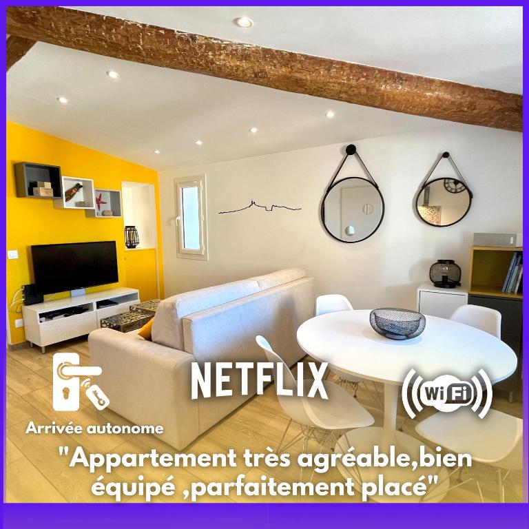 un salon avec un canapé et une table dans l'établissement • Le soleil du Panier • Coeur historique, à Marseille