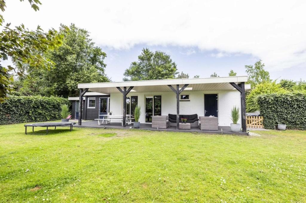 アウウドルプにあるPrinsenhof 65 - Ouddorp NOT INTENDED FOR COMPANY OR WORK-RELATED STAYSの小さな白い家
