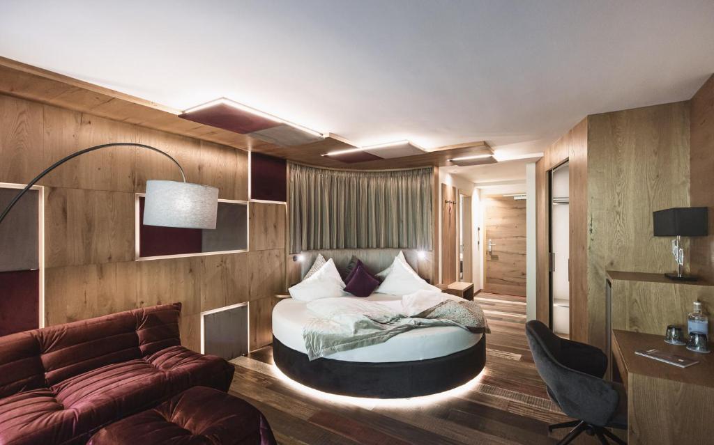 Postel nebo postele na pokoji v ubytování Terentnerhof 4*S active & lifestyle hotel