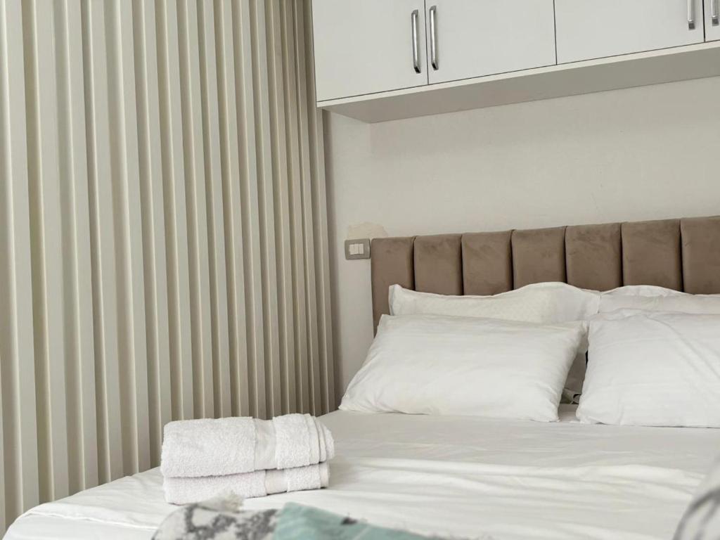 Ένα ή περισσότερα κρεβάτια σε δωμάτιο στο Panorama Apartment Orikum