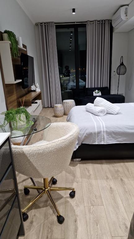 Ένα ή περισσότερα κρεβάτια σε δωμάτιο στο Ellipse Apartment, Lush Hideaway