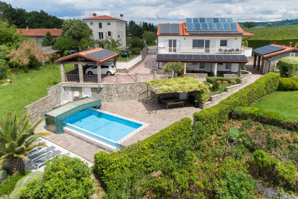 Luftaufnahme eines Hauses mit Swimmingpool in der Unterkunft Debeli Rtič Apartments in Ankaran