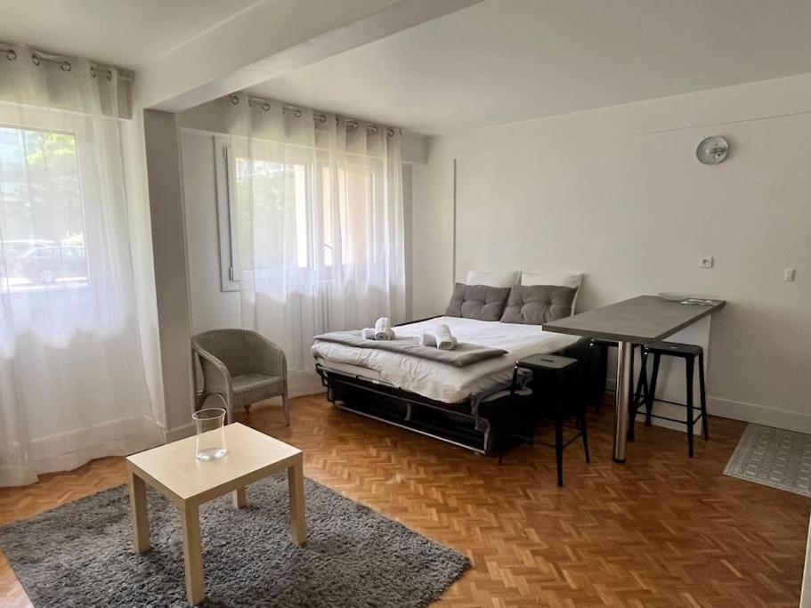 een slaapkamer met een bed, een bureau en een tafel bij Harmonie - Affaires & Loisirs à Rueil in Rueil-Malmaison