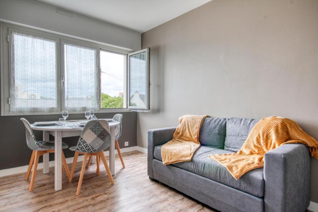 un salon avec un canapé et une table dans l'établissement Le Cocon de Port-Louis - Appt à 200m de la plage, à Port-Louis