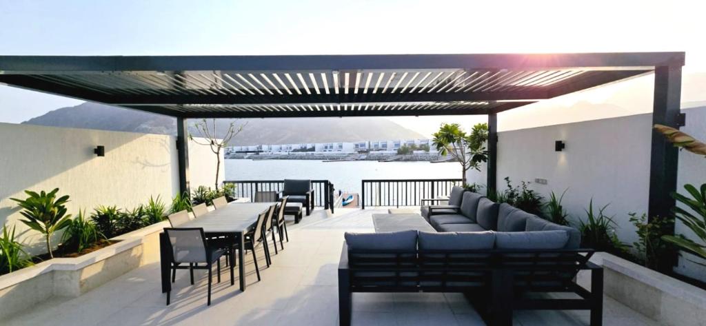 Balkón nebo terasa v ubytování The View Luxury Villa with marina access, free ka yak and private pool - Al Dana Island Fujairah