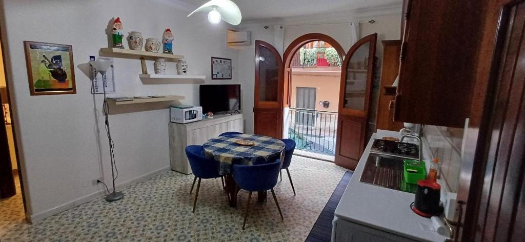 A kitchen or kitchenette at Casa Mary