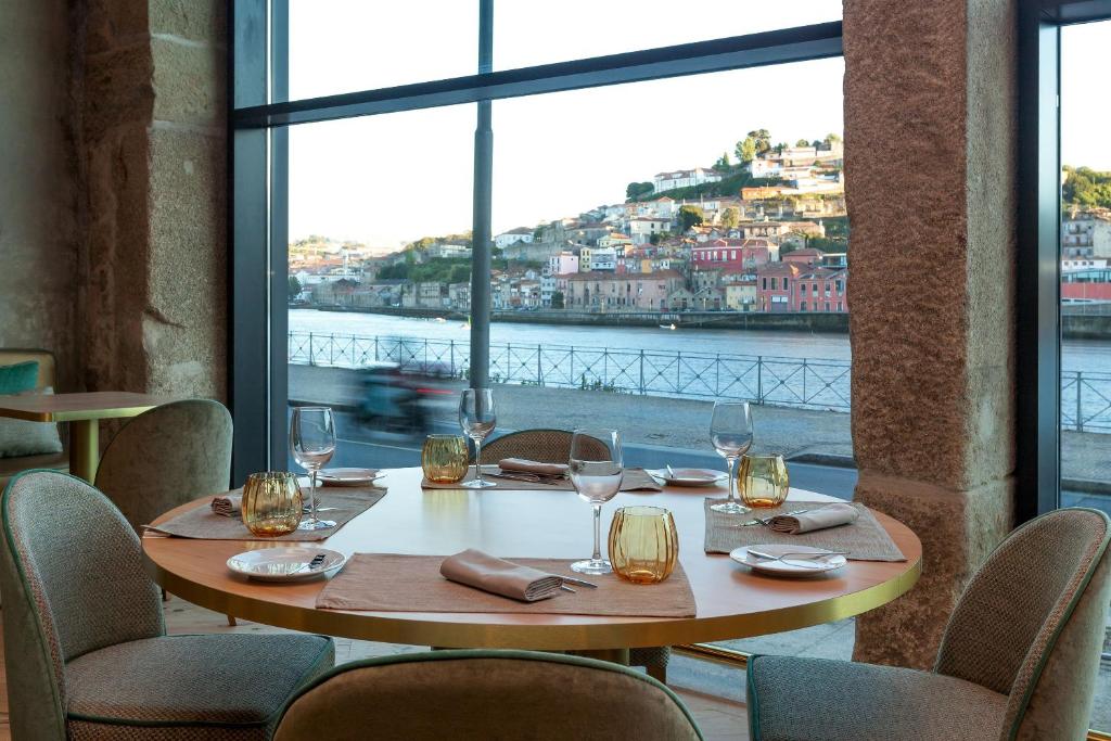 Výhled na řeku, která protéká v blízkosti hotelu