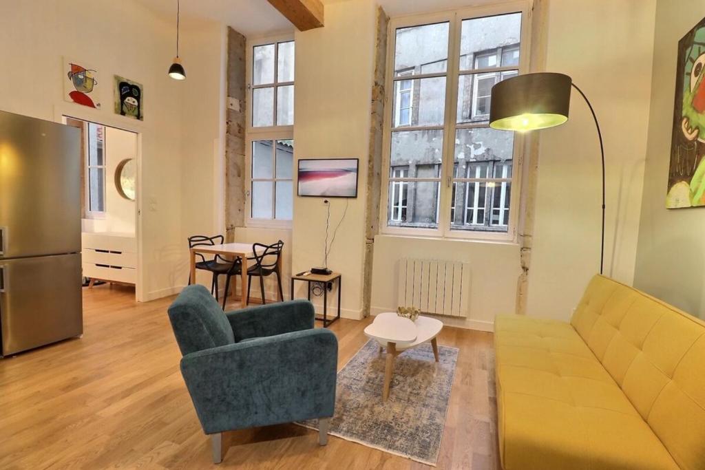 un salon avec un canapé et une table dans l'établissement Le Pêcherie - Beautiful & Modern apartment - Lyon 1st, à Lyon