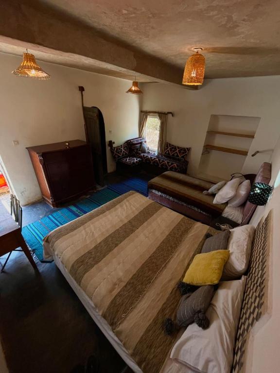 Postel nebo postele na pokoji v ubytování Riad Sahara Sunset Beach Douira