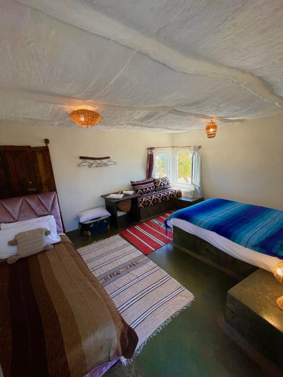 Postel nebo postele na pokoji v ubytování Riad Sahara Sunset Beach Douira