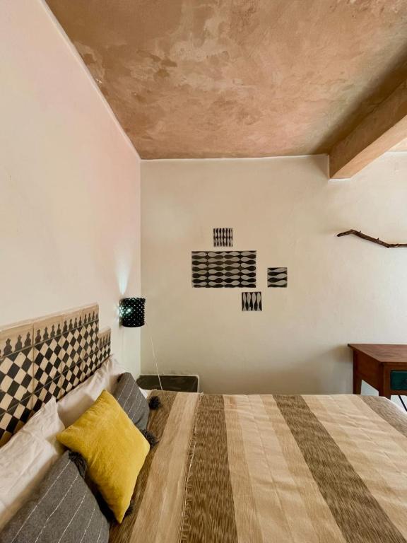 Postel nebo postele na pokoji v ubytování Riad Sahara Sunset Beach Douira