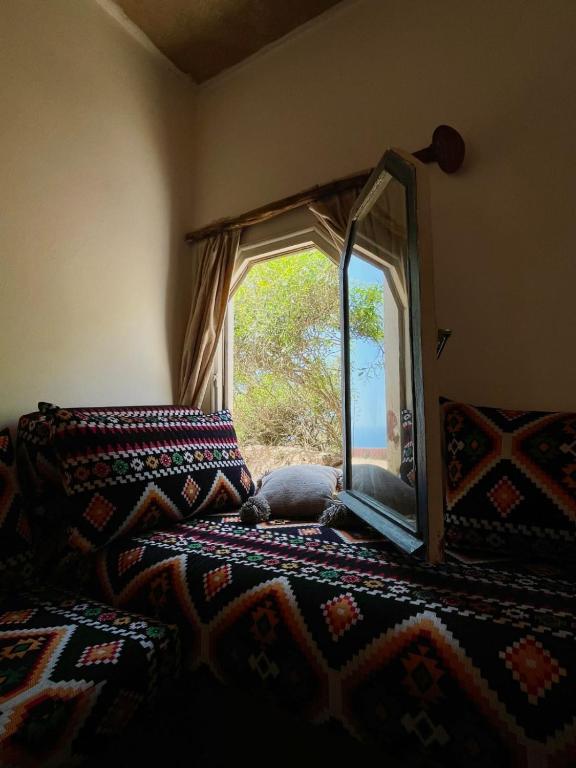 Postel nebo postele na pokoji v ubytování Riad Sahara Sunset Beach Douira
