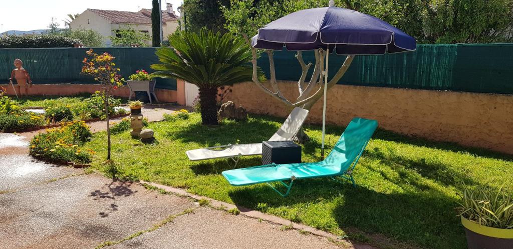 ラ・ギャルドにあるAppartement bas de villa rez de jardinの庭に青い椅子と傘