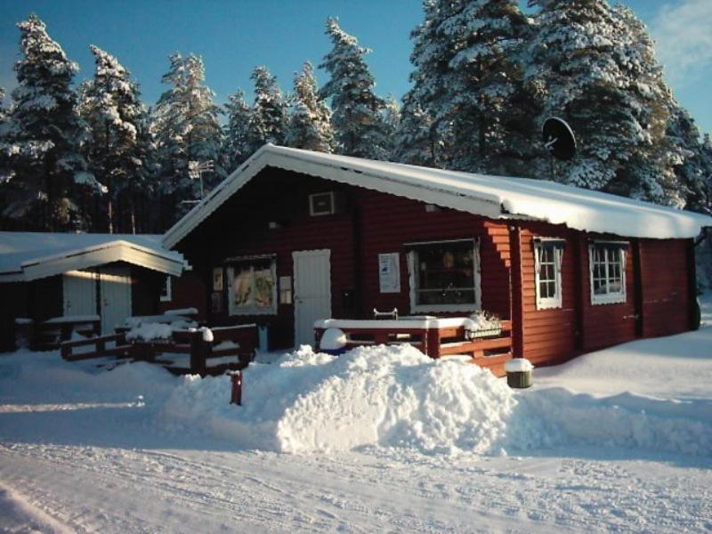uma cabana na neve com uma pilha de neve em Mullsjö Camping em Mullsjö