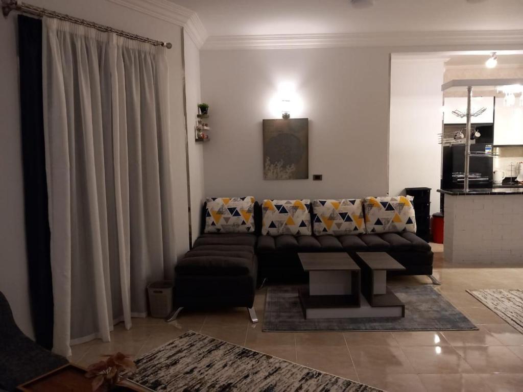 Kuchyň nebo kuchyňský kout v ubytování الغردقة البحر الأحمر كمبوند الياقوته الحمراء حي الوزراء
