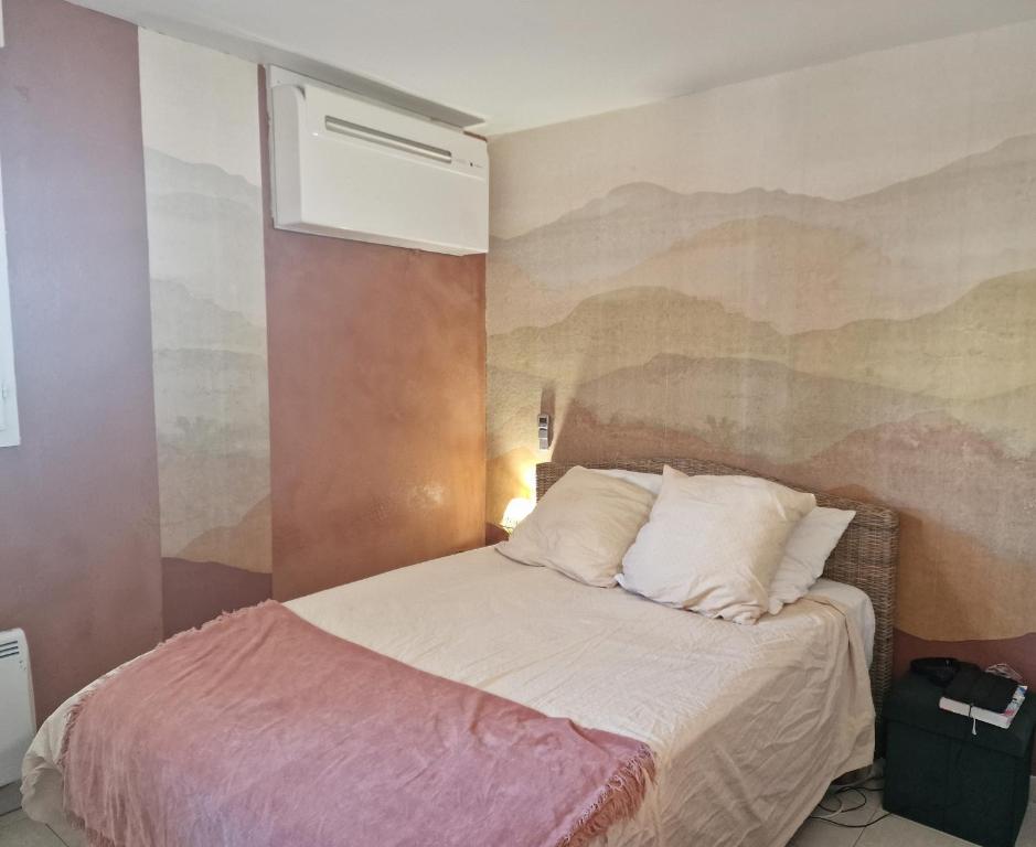 sypialnia z łóżkiem i obrazem na ścianie w obiekcie Appt T3 VUE MER w mieście Six-Fours-les-Plages
