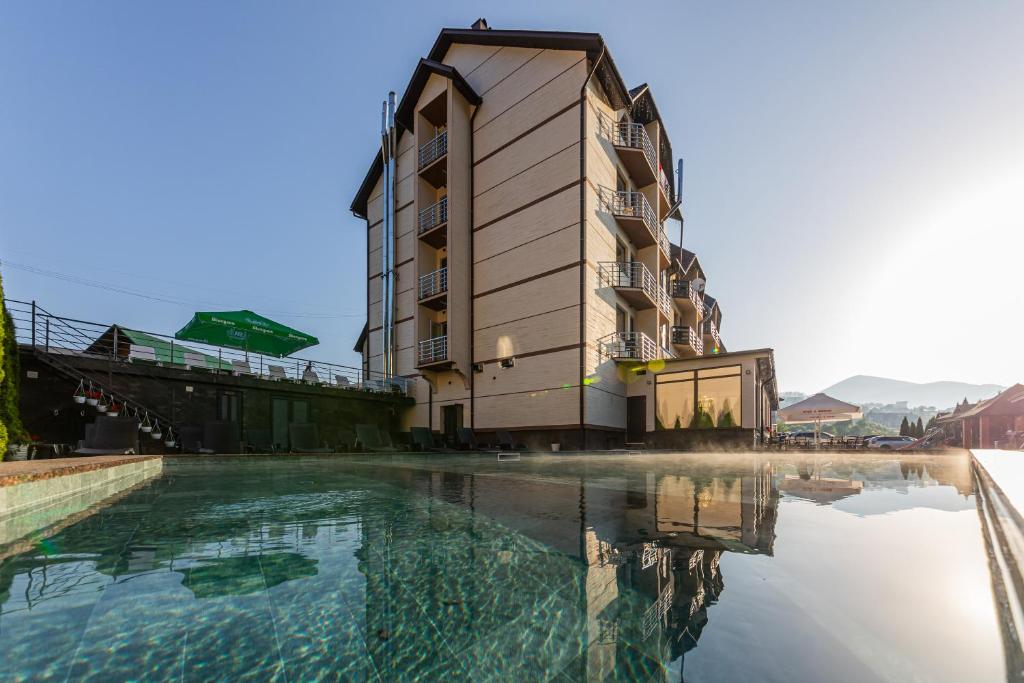 Bazén v ubytování Villa Leku SPA Resort nebo v jeho okolí