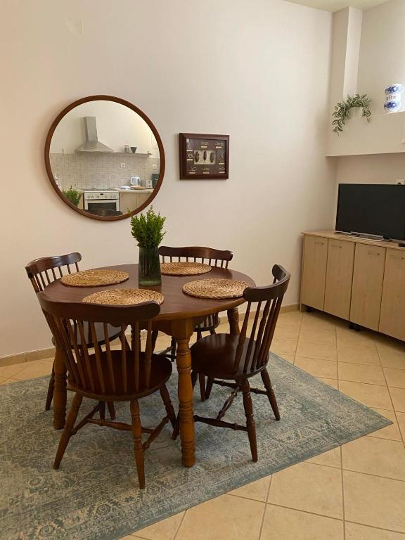 Telewizja i/lub zestaw kina domowego w obiekcie Tria Luxury Residences