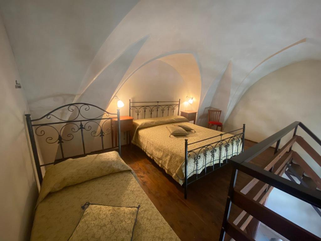 eine Draufsicht auf ein Schlafzimmer mit zwei Betten in der Unterkunft B&B Portaterra in Racale