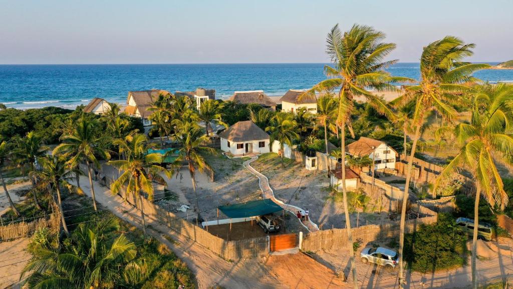 an aerial view of a resort with palm trees and the ocean at Kategha Beach Guesthouse in Praia do Tofo