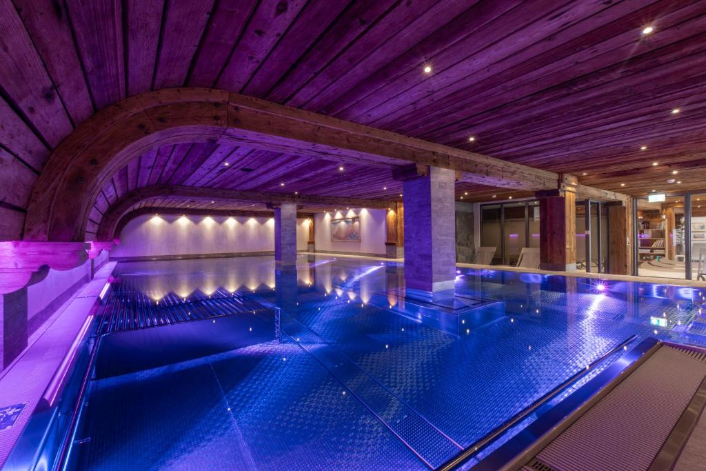 eine Draufsicht auf ein Schwimmbad in einem Gebäude in der Unterkunft Arca Aparthotel &amp; Spa in Zermatt