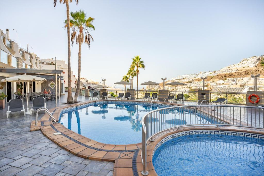 Bazén v ubytovaní Cala Nova Apartamentos alebo v jeho blízkosti