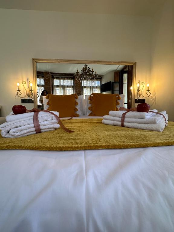 Una cama grande con dos almohadas encima. en CLAREN´S BOUTIQUE ROOMS, en Cangas del Narcea
