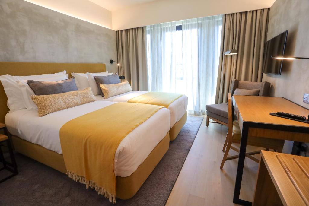 Postel nebo postele na pokoji v ubytování NEYA Porto Hotel
