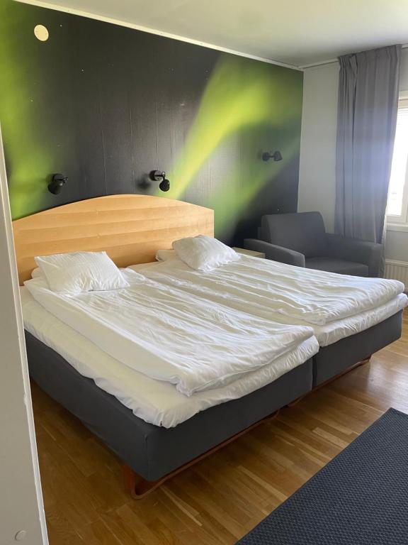 Postel nebo postele na pokoji v ubytování Hotell Smedjan