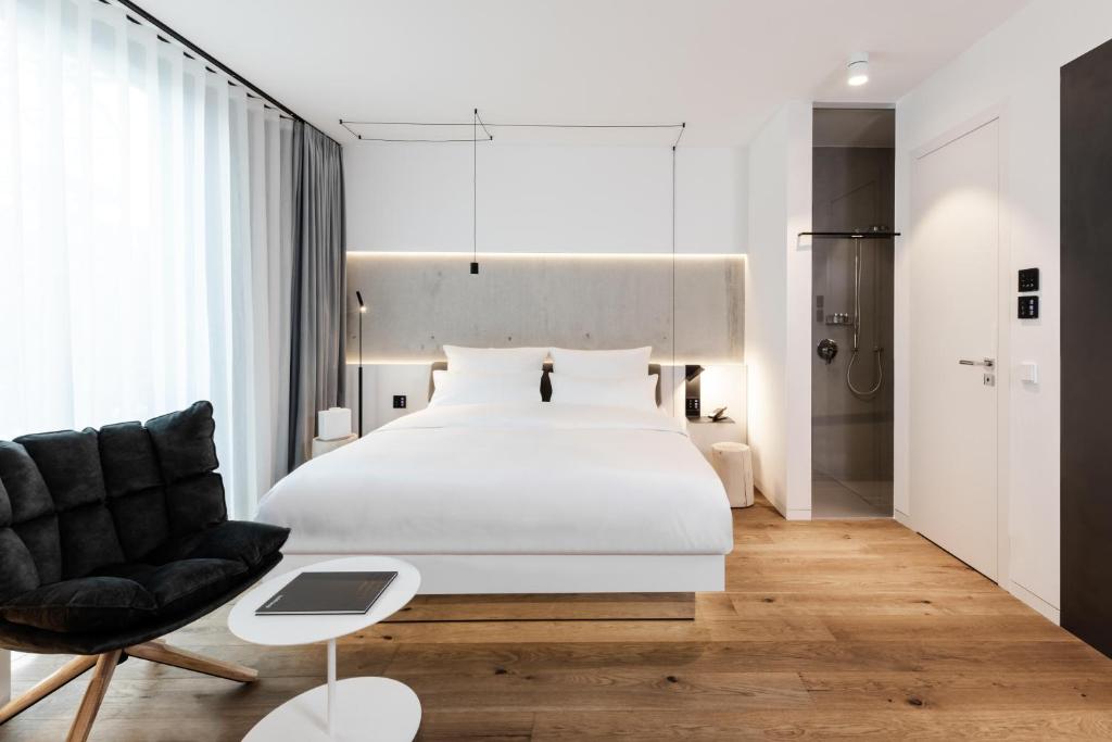 Postel nebo postele na pokoji v ubytování KPM Hotel & Residences