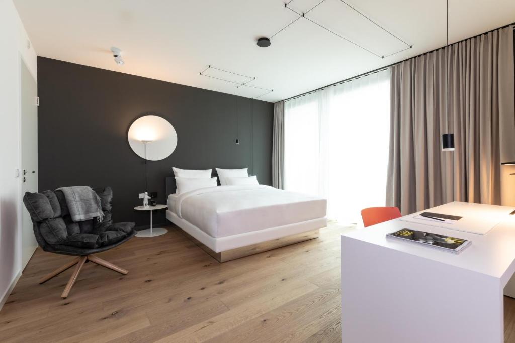 Postel nebo postele na pokoji v ubytování KPM Hotel & Residences