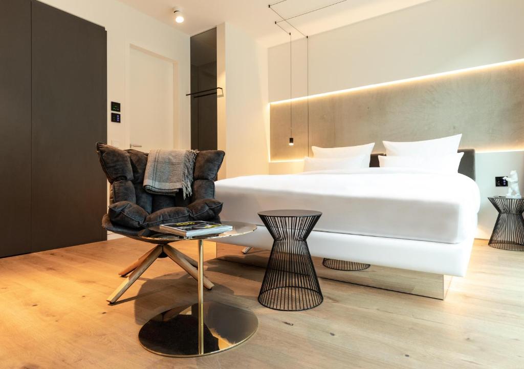 Postel nebo postele na pokoji v ubytování KPM Hotel & Residences