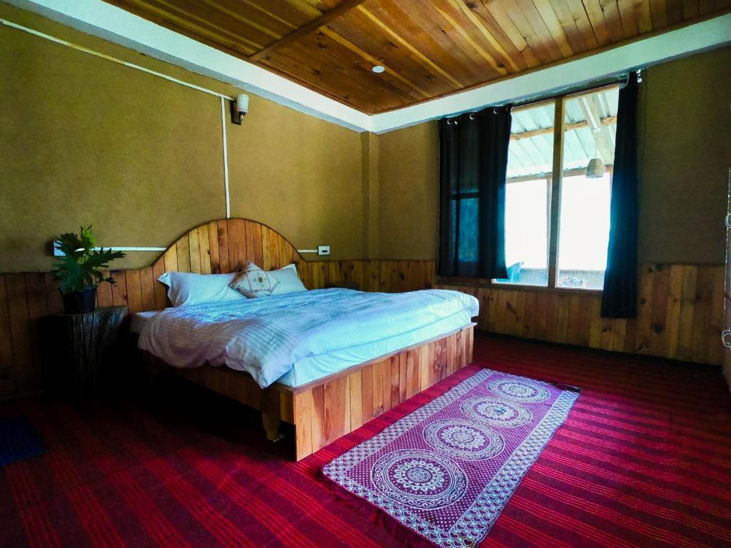 Postel nebo postele na pokoji v ubytování Tirthan Ecostay