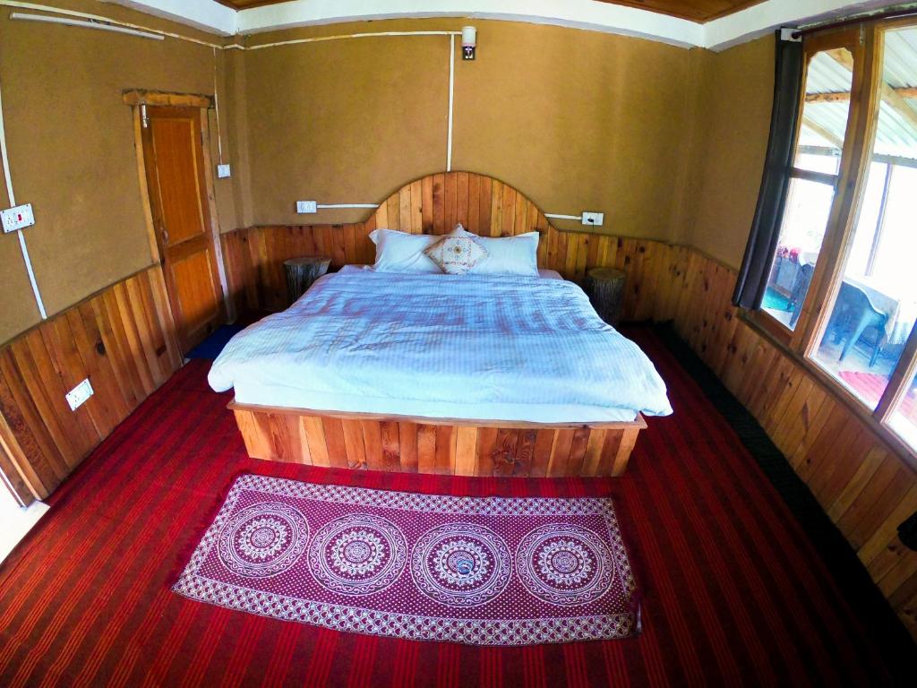 Postel nebo postele na pokoji v ubytování Tirthan Ecostay