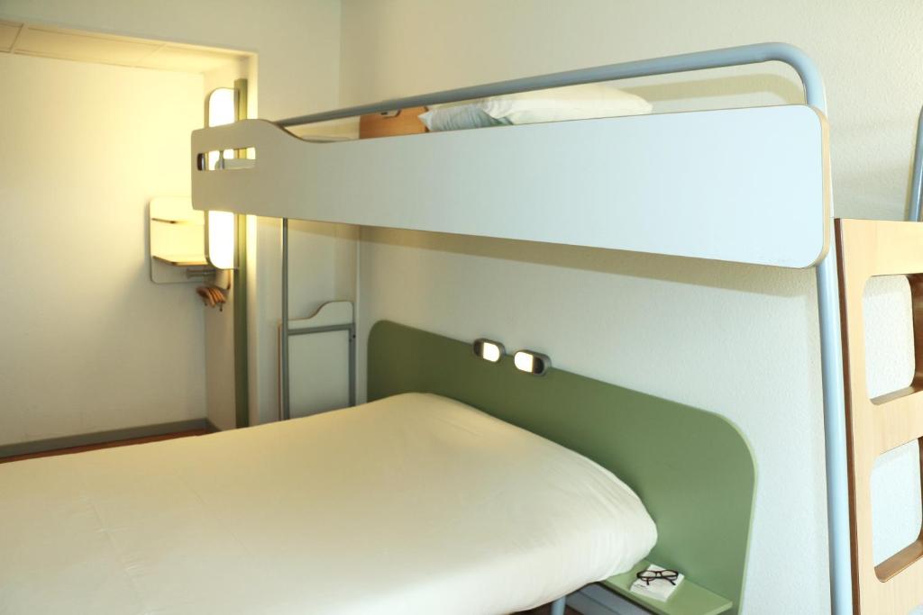 Postel nebo postele na pokoji v ubytování ibis budget Castelnaudary - A61