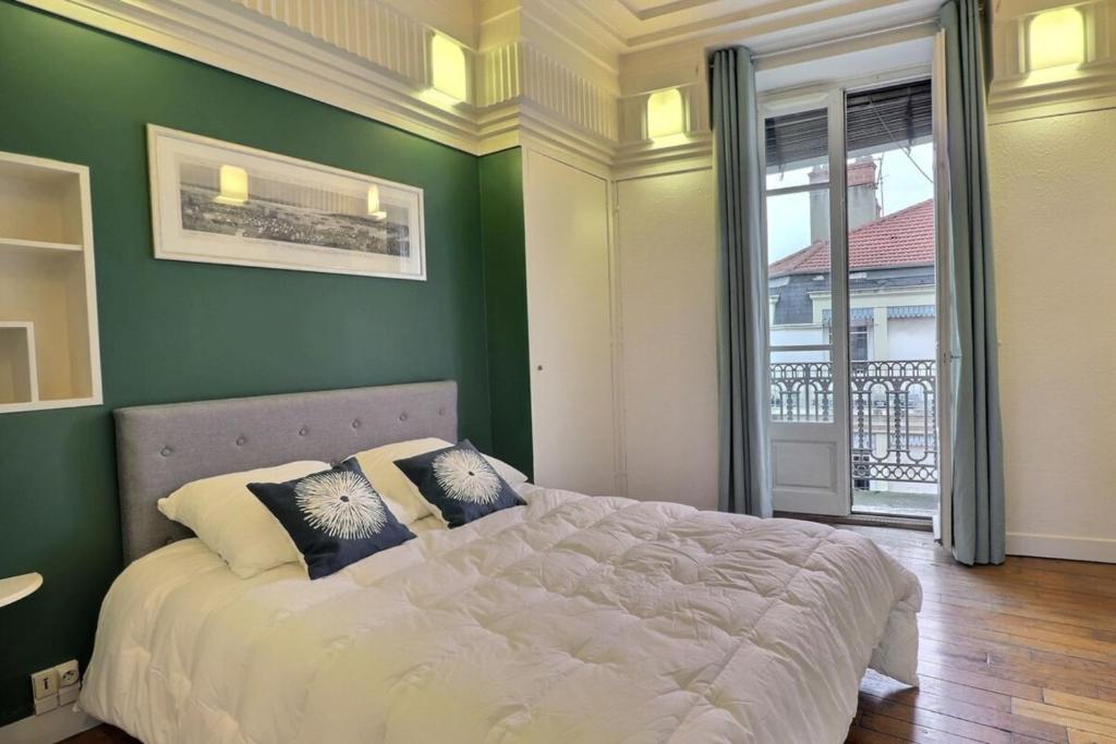 - une chambre dotée d'un lit avec un mur vert dans l'établissement Chaponnay - Superb T2 Apartment - Lyon 3rd, à Lyon