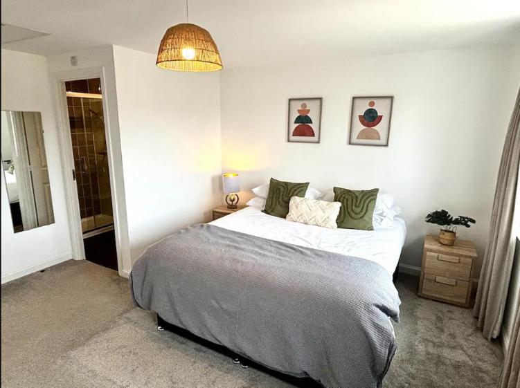 1 dormitorio con 1 cama grande y luz colgante en Walker House, en Gloucestershire