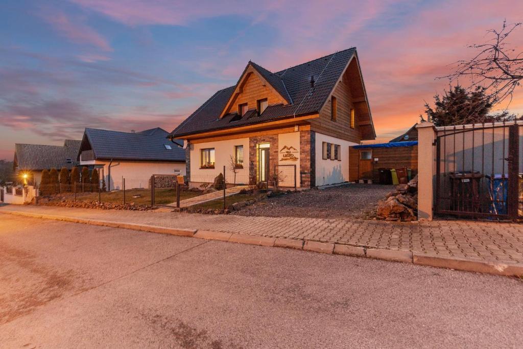 a house on the side of a street at vila Lešťo in Veľká Lomnica